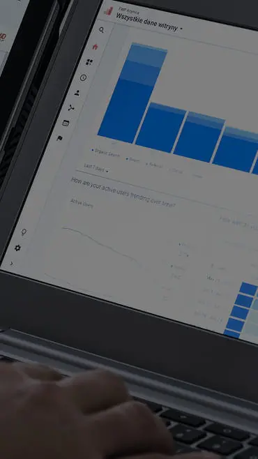 アクセス解析データが表示されたパソコン画面