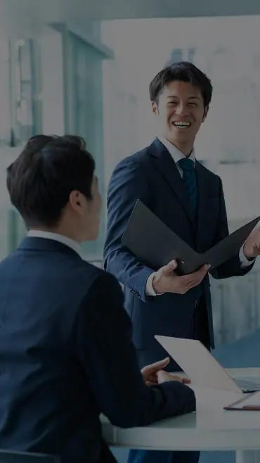 スーツ姿の男性が会話するビジネスシーン
