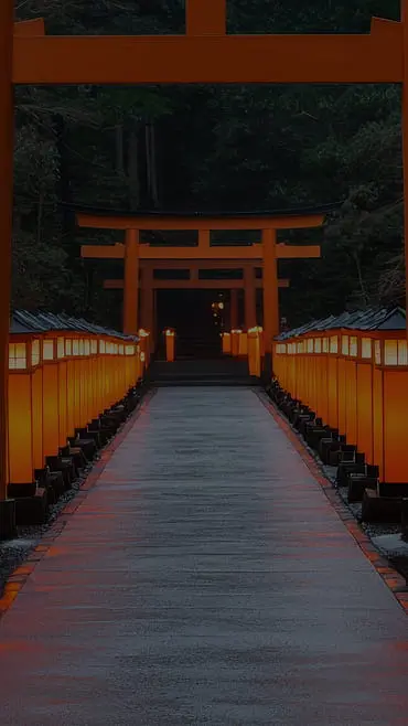 灯篭が並ぶ神社の参道と朱色の鳥居の風景