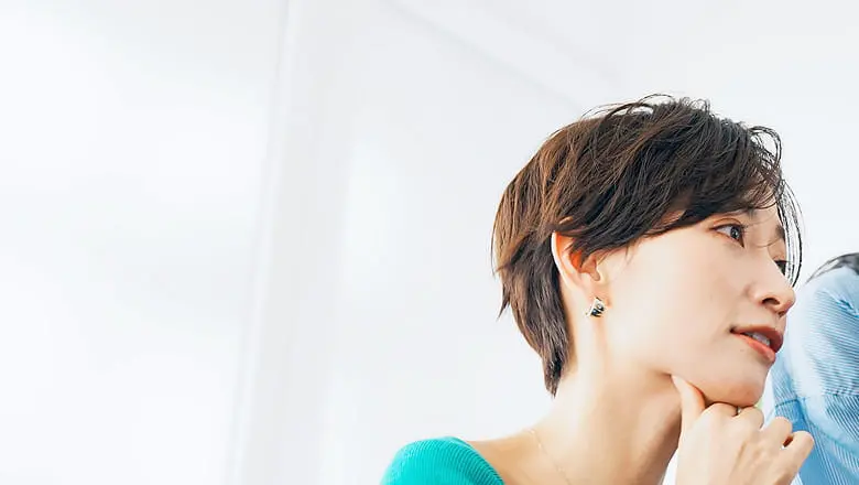相談しながら話し合う二人の女性の様子
