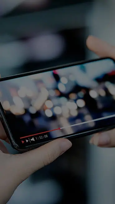 スマートフォンで横向きに動画を再生している手元